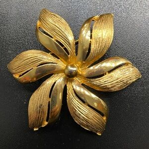 ROGET VINTAGE 1980s Textured Gold Tone Floral Brooch w/ Gold Pearl Center